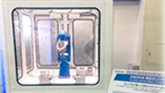 鏡面加工を行う産業用ロボット