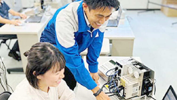 講師と共に制御機器の使い方を学ぶ受講者