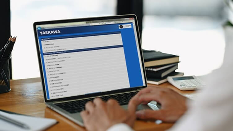 パソコン画面でeラーニング教材を閲覧している様子